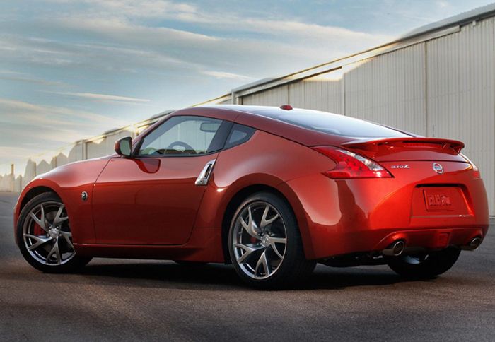 Το ανανεωμένο sportscar της Nissan, θα διατίθεται και σε δύο νέα χρώματα Midnight Blue και Magma Red.